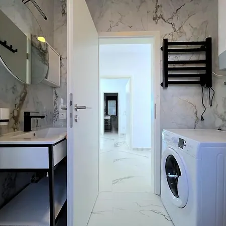 Pebble Penthouse With Sea View شقة