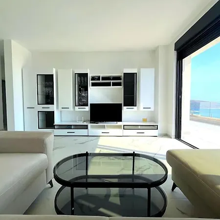 Pebble Penthouse With Sea View شقة