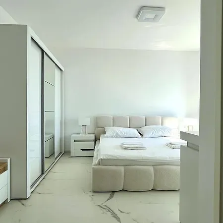 Pebble Penthouse With Sea View شقة *