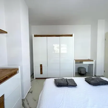 Pebble Penthouse With Sea View شقة ساراندا