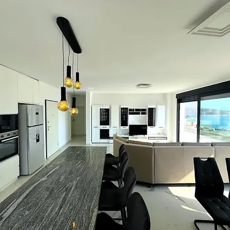 شقة Pebble Penthouse With Sea View ساراندا