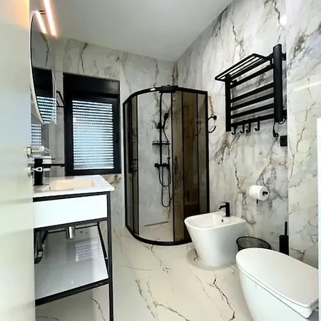 Pebble Penthouse With Sea View *