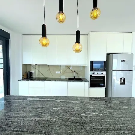 Pebble Penthouse With Sea View شقة ساراندا