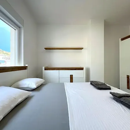 Pebble Penthouse With Sea View *