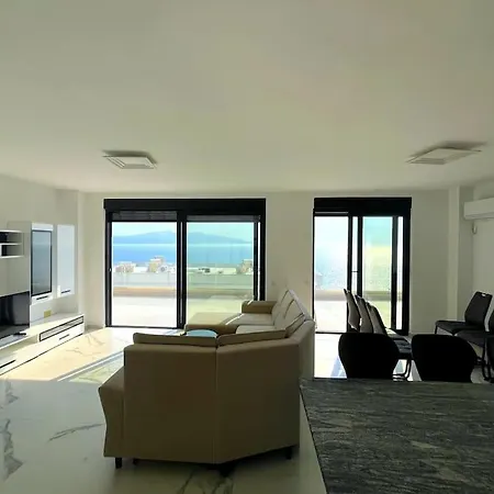 Pebble Penthouse With Sea View * ساراندا