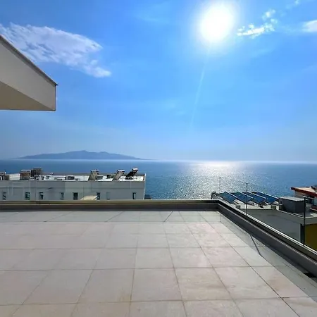 Pebble Penthouse With Sea View شقة
