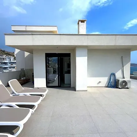 Pebble Penthouse With Sea View شقة *