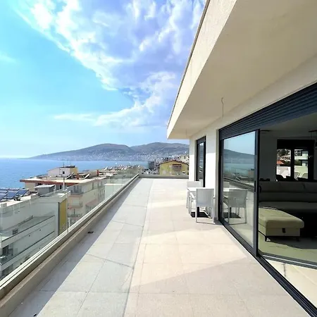 Pebble Penthouse With Sea View شقة