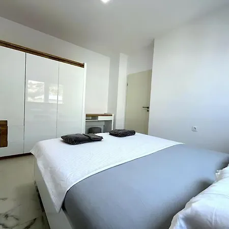 شقة Pebble Penthouse With Sea View