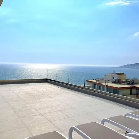 Pebble Penthouse With Sea View شقة *