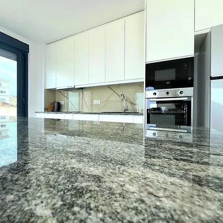 Pebble Penthouse With Sea View *